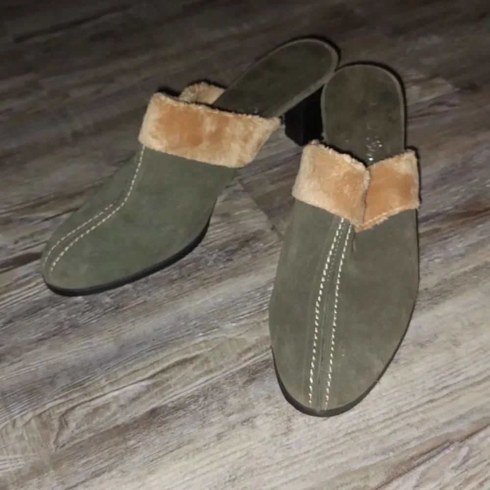 New York Transit gray and tan faux fur trim mules Sz 9